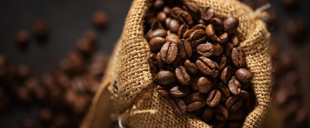 Café arabica en grain dans sac en toile de jute