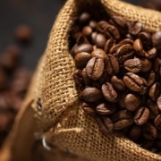 Café arabica en grain dans sac en toile de jute