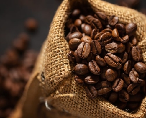 Café arabica en grain dans sac en toile de jute