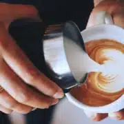 coffee-latte-art-by-coffee-master-2022-11-04-05-11-47-utc café au lait