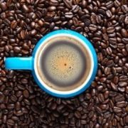 fresh-coffee-in-a-cup-and-coffee-beans-2021-09-03-16-12-04-utc-compressed café de Cuba