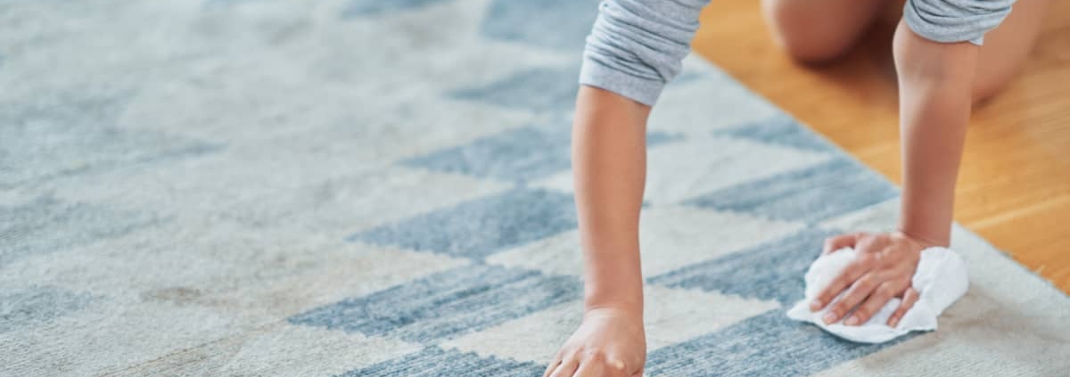 une tâche de café sur un tapis