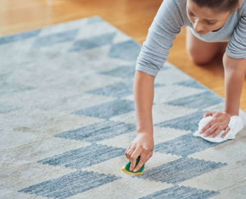 une tâche de café sur un tapis