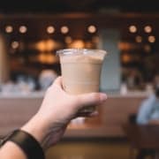 une tasse en plastique