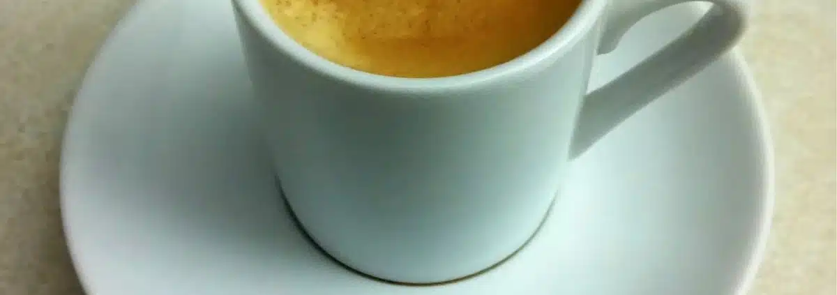 une tasse à café expresso