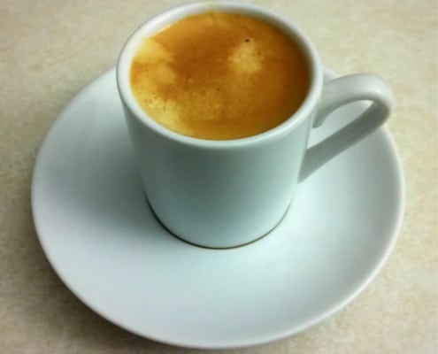 une tasse à café expresso