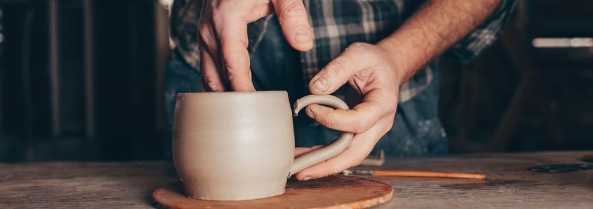 une tasse en céramique