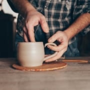 tasse en ceramique une tasse en céramique