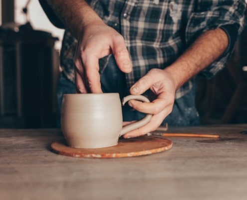une tasse en céramique