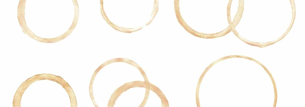 tache de café sur un mur blanc
