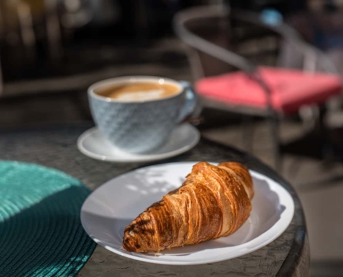 Café croissant : la surprenante histoire d'une tradition