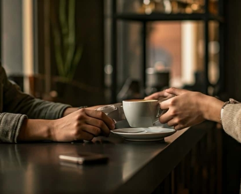 Café suspendu, histoire et principe de ce geste solidaire
