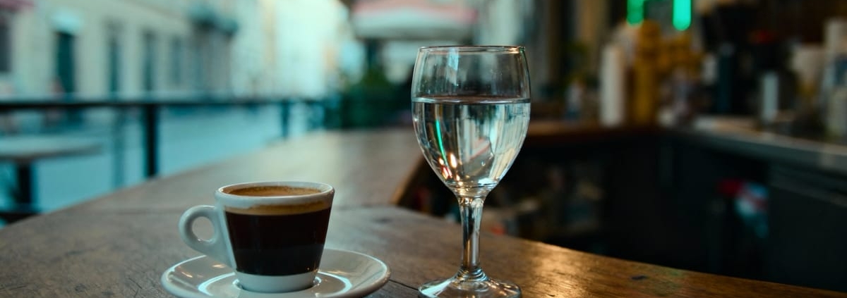 Pourquoi un verre d’eau avec le café ? Le rituel qui change la dégustation