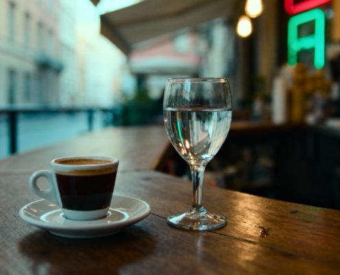Pourquoi un verre d’eau avec le café ? Le rituel qui change la dégustation